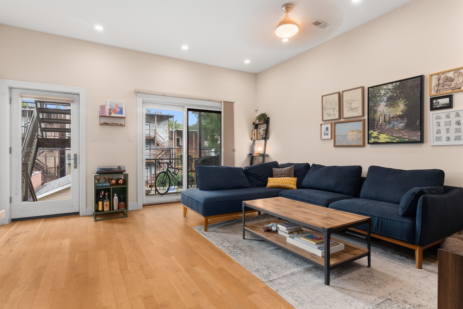 1118 N WOLCOTT Avenue Unit: 2W