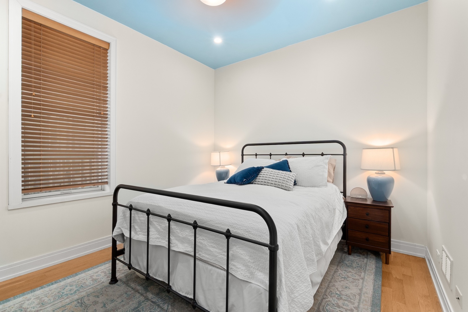 1118 N WOLCOTT Avenue Unit: 2W