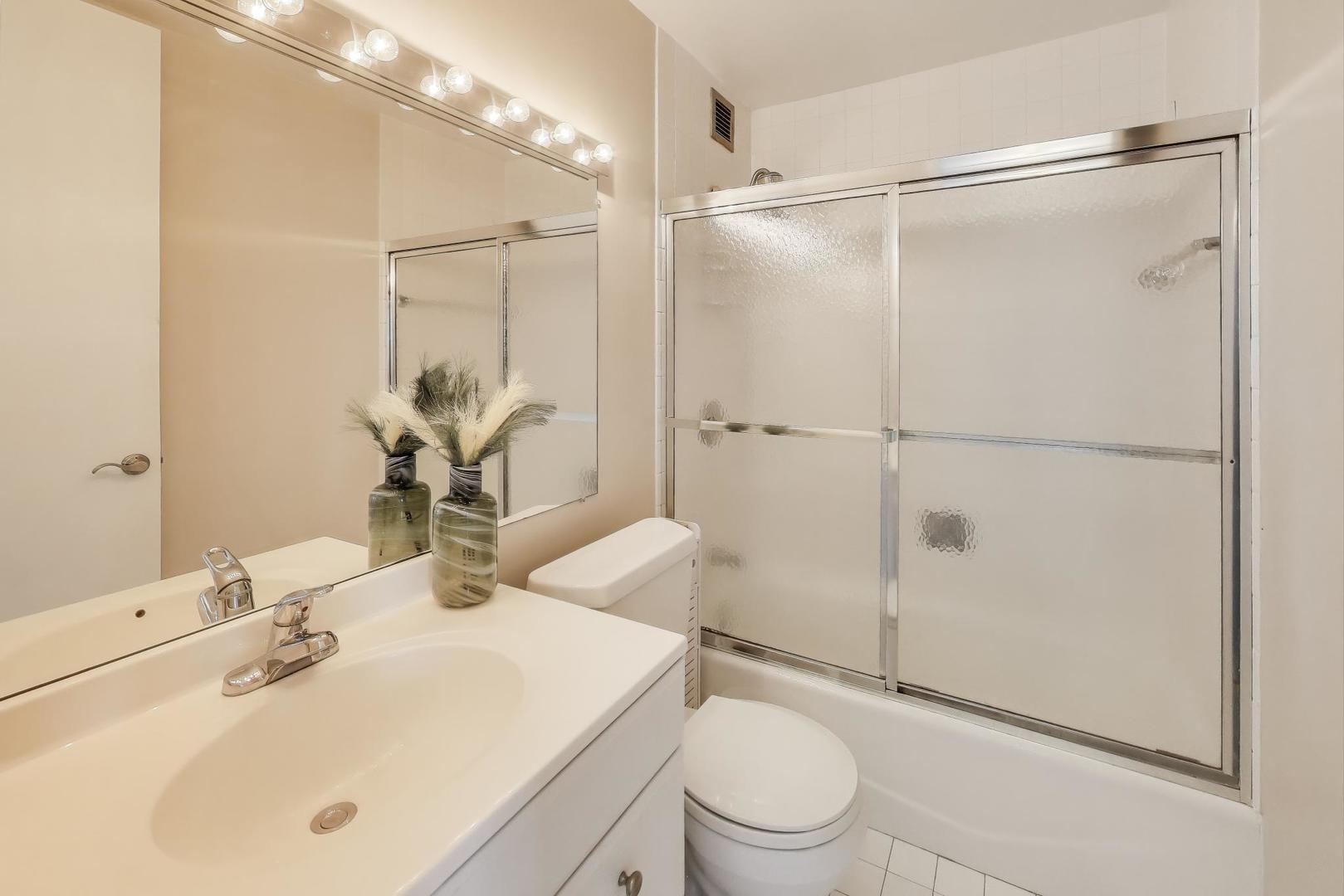 2020 N LINCOLN PARK WEST Unit: 7A