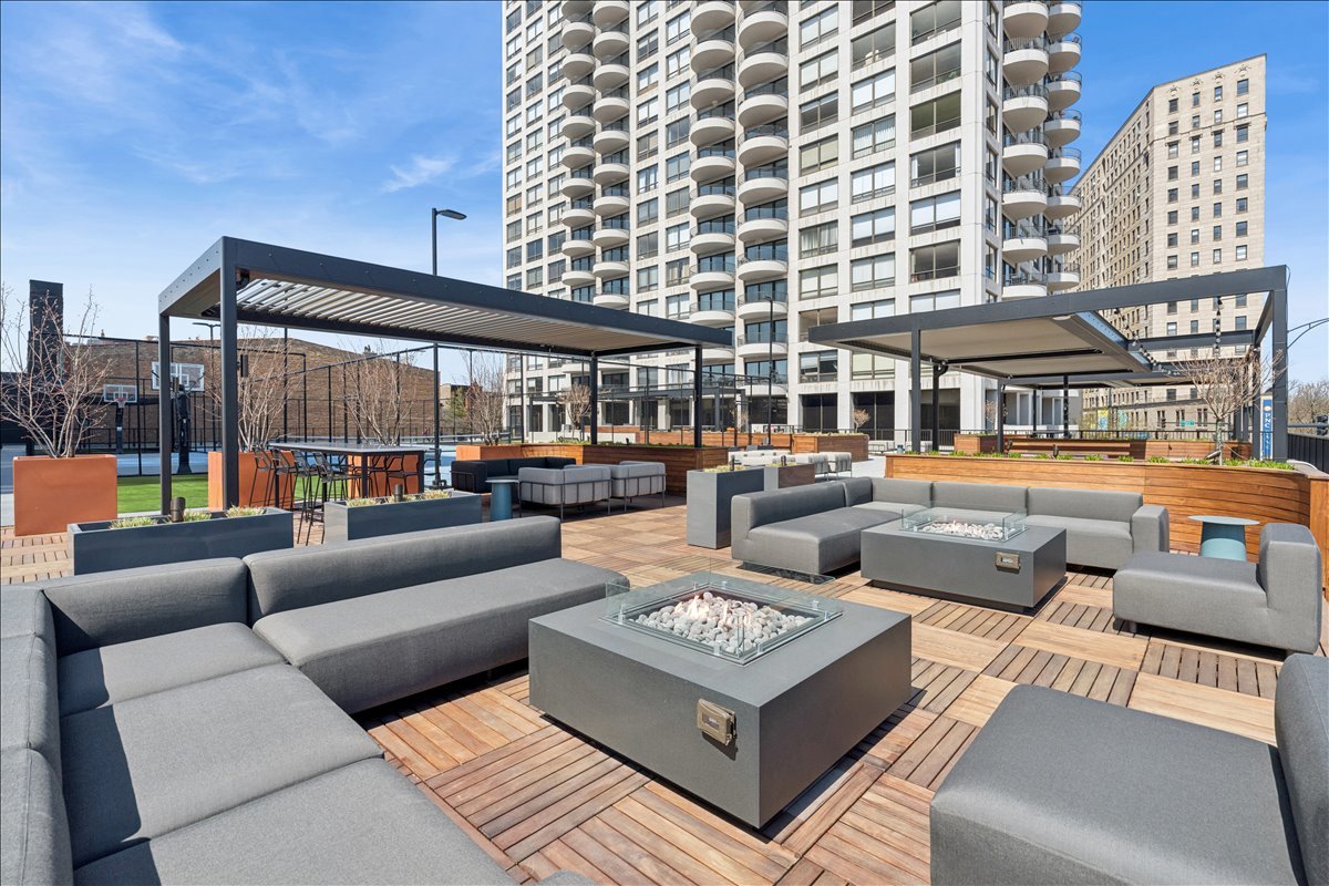2020 N LINCOLN PARK WEST Unit: 7A