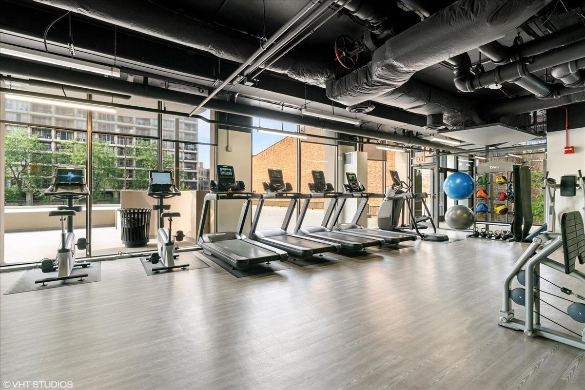 2020 N LINCOLN PARK WEST Unit: 7A