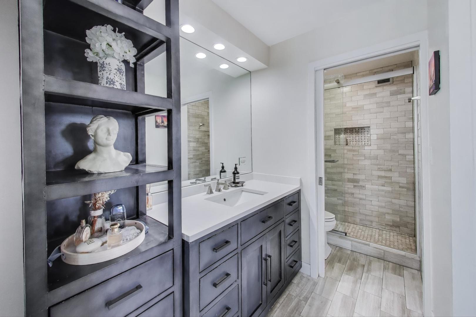 2020 N LINCOLN PARK WEST Unit: 7A