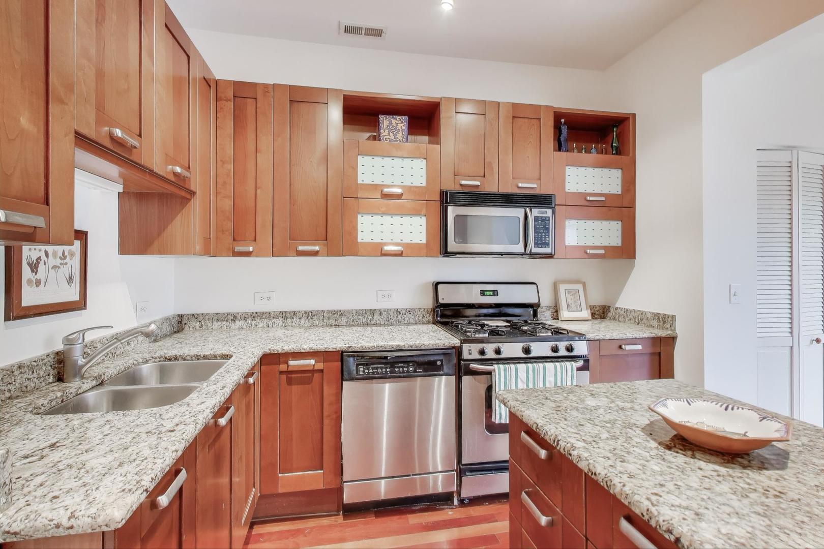 3615 N Hoyne Avenue Unit: 2F