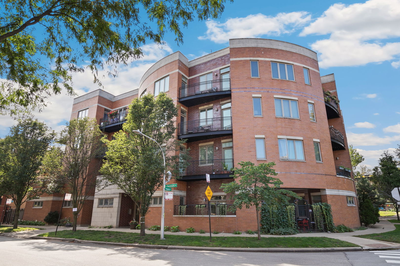 4150 N Kenmore Avenue Unit: 204