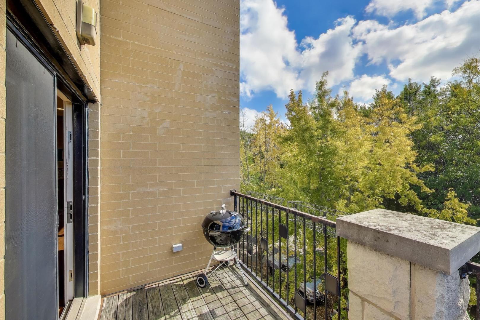 2144 W Schiller Street Unit: I