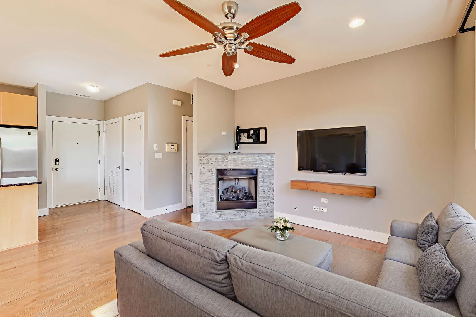 2144 W Schiller Street Unit: I