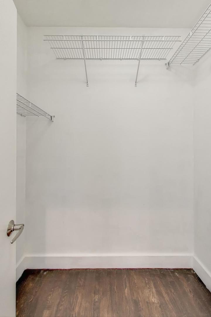 2144 W Schiller Street Unit: I