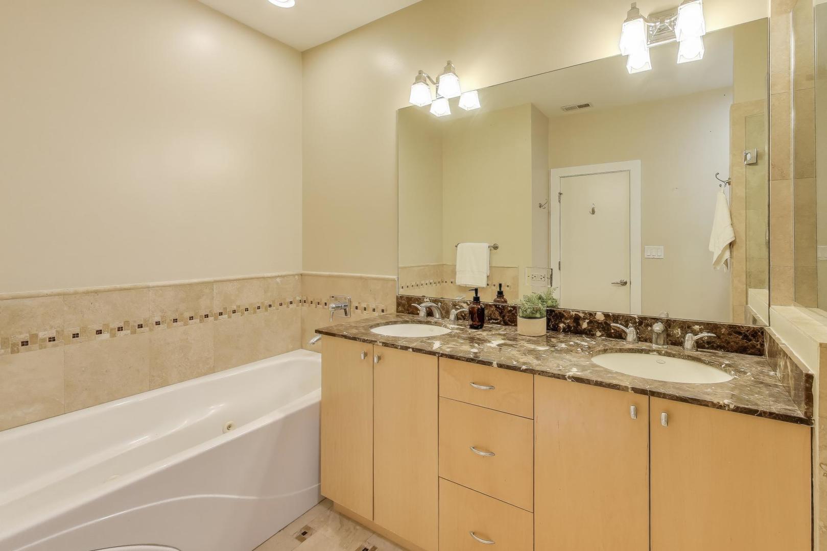 2144 W Schiller Street Unit: I