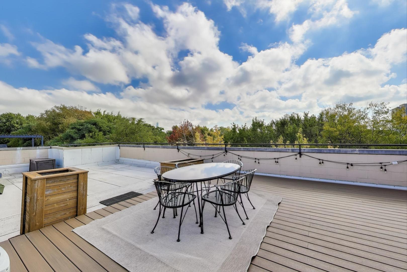 2144 W Schiller Street Unit: I