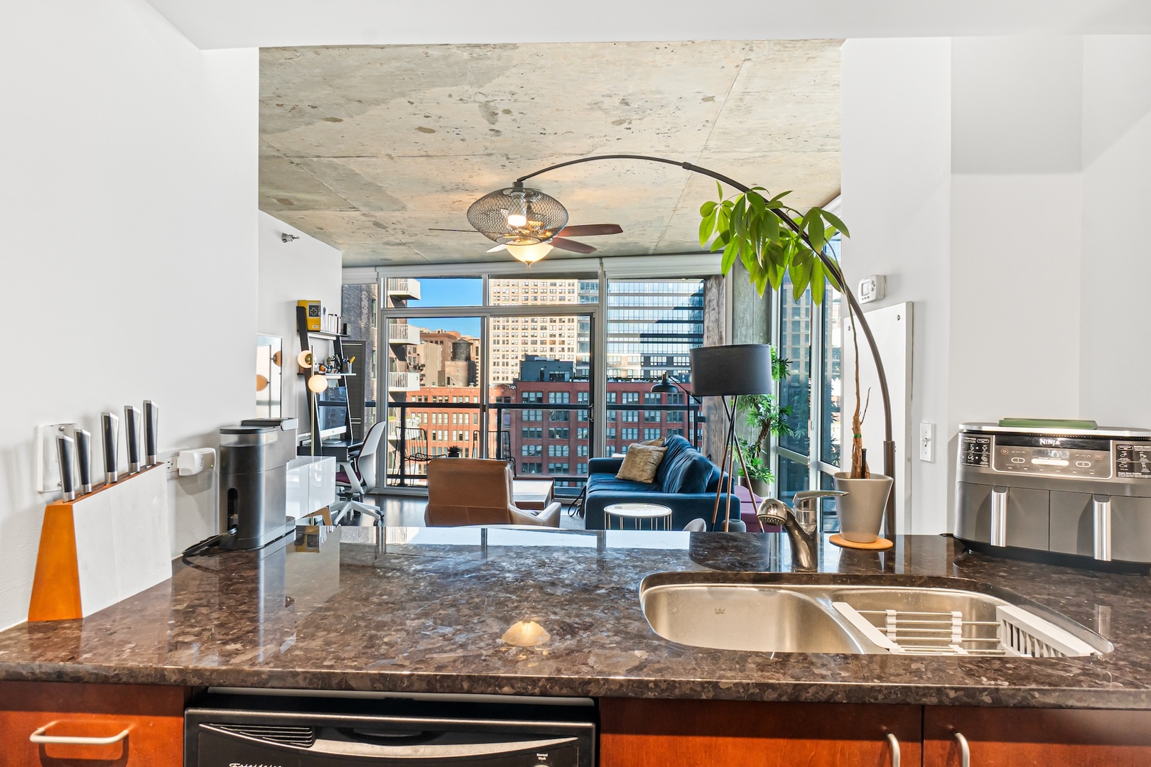 611 S Wells Street Unit: 1008