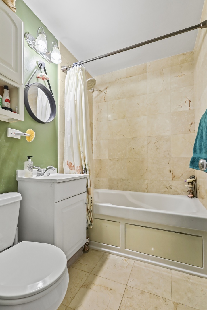 2626 W Catalpa Avenue Unit: 21