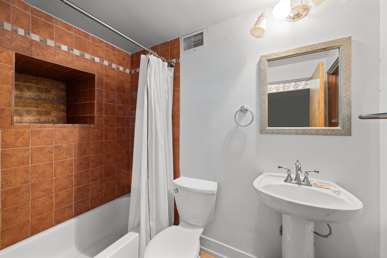 525 N Halsted Street Unit: 215