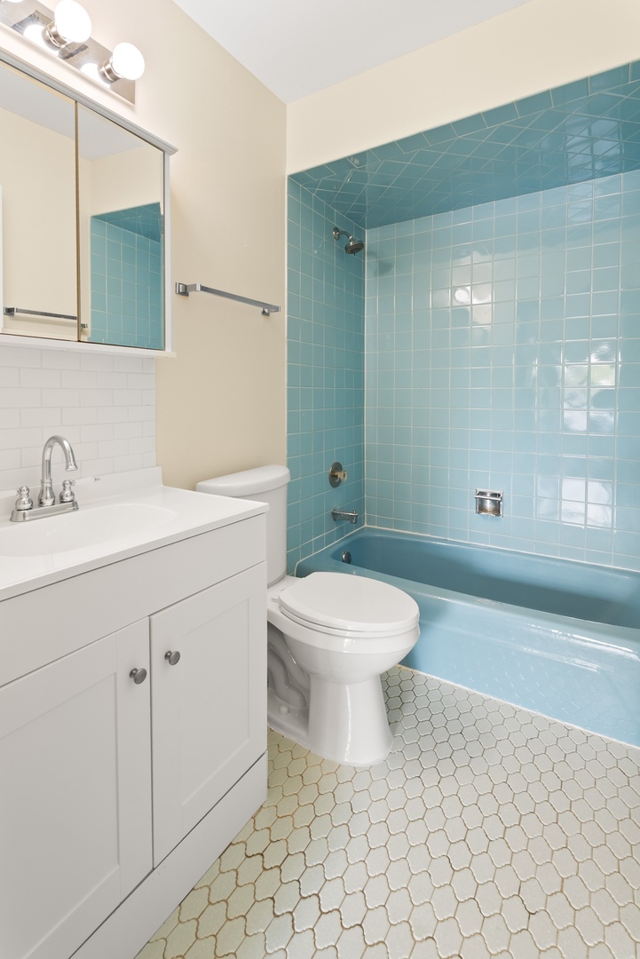 6517 N CALIFORNIA Avenue Unit: 303