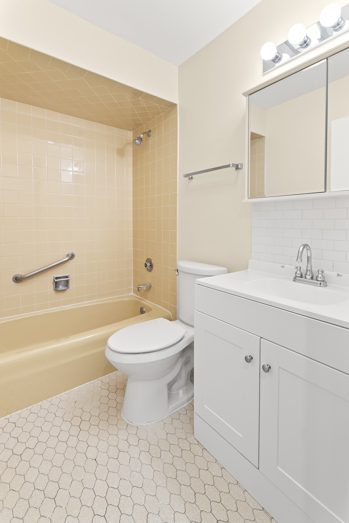 6517 N CALIFORNIA Avenue Unit: 303