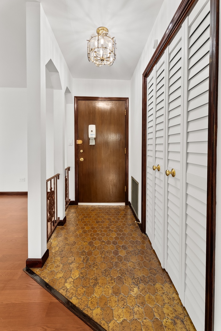 6517 N CALIFORNIA Avenue Unit: 303