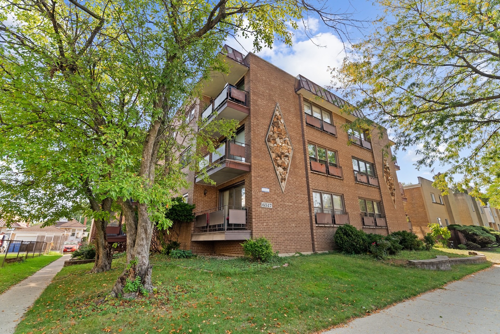 6517 N CALIFORNIA Avenue Unit: 303