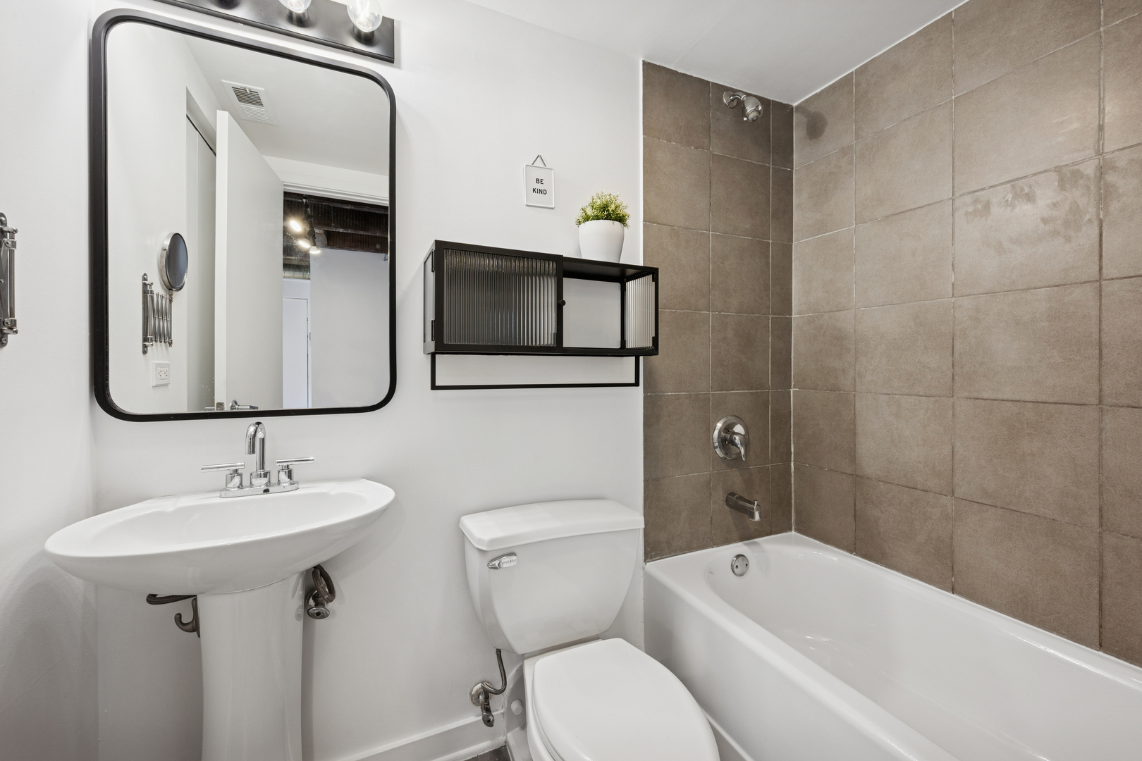 3150 N Sheffield Avenue Unit: 410