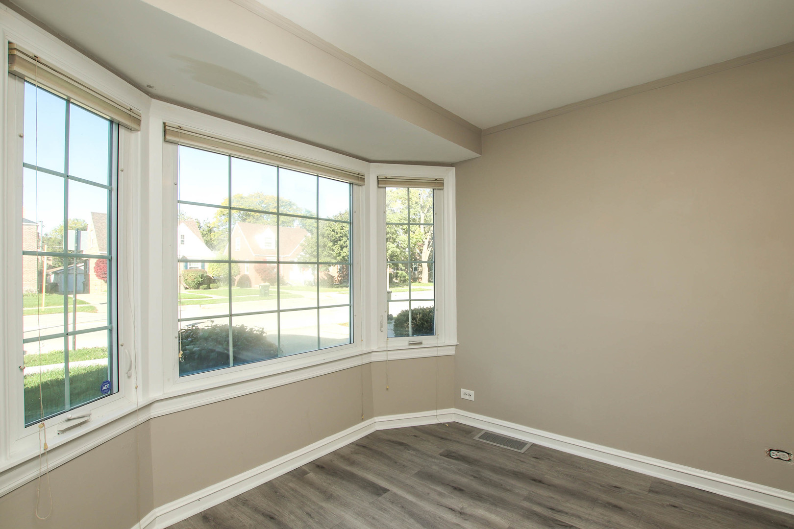 5815 N Canfield Avenue