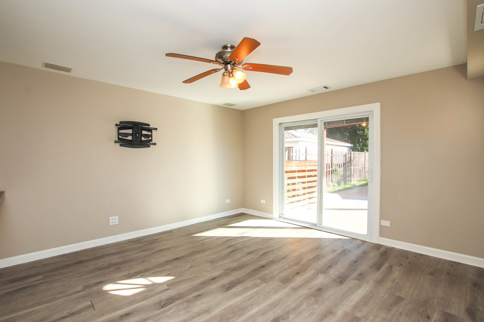 5815 N Canfield Avenue