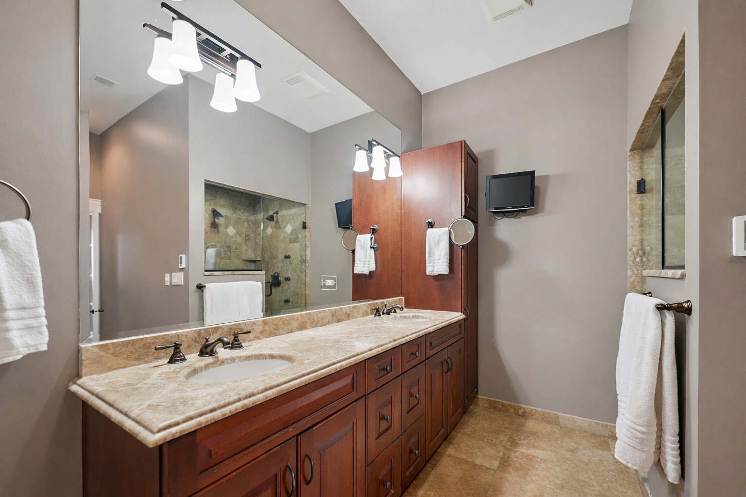 2401 N Janssen Avenue Unit: 204
