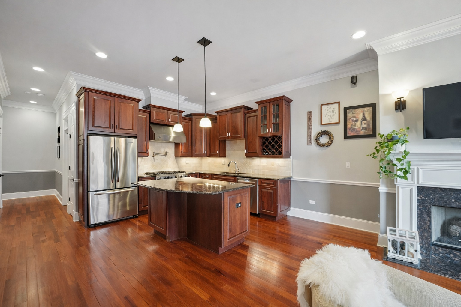 2401 N Janssen Avenue Unit: 204