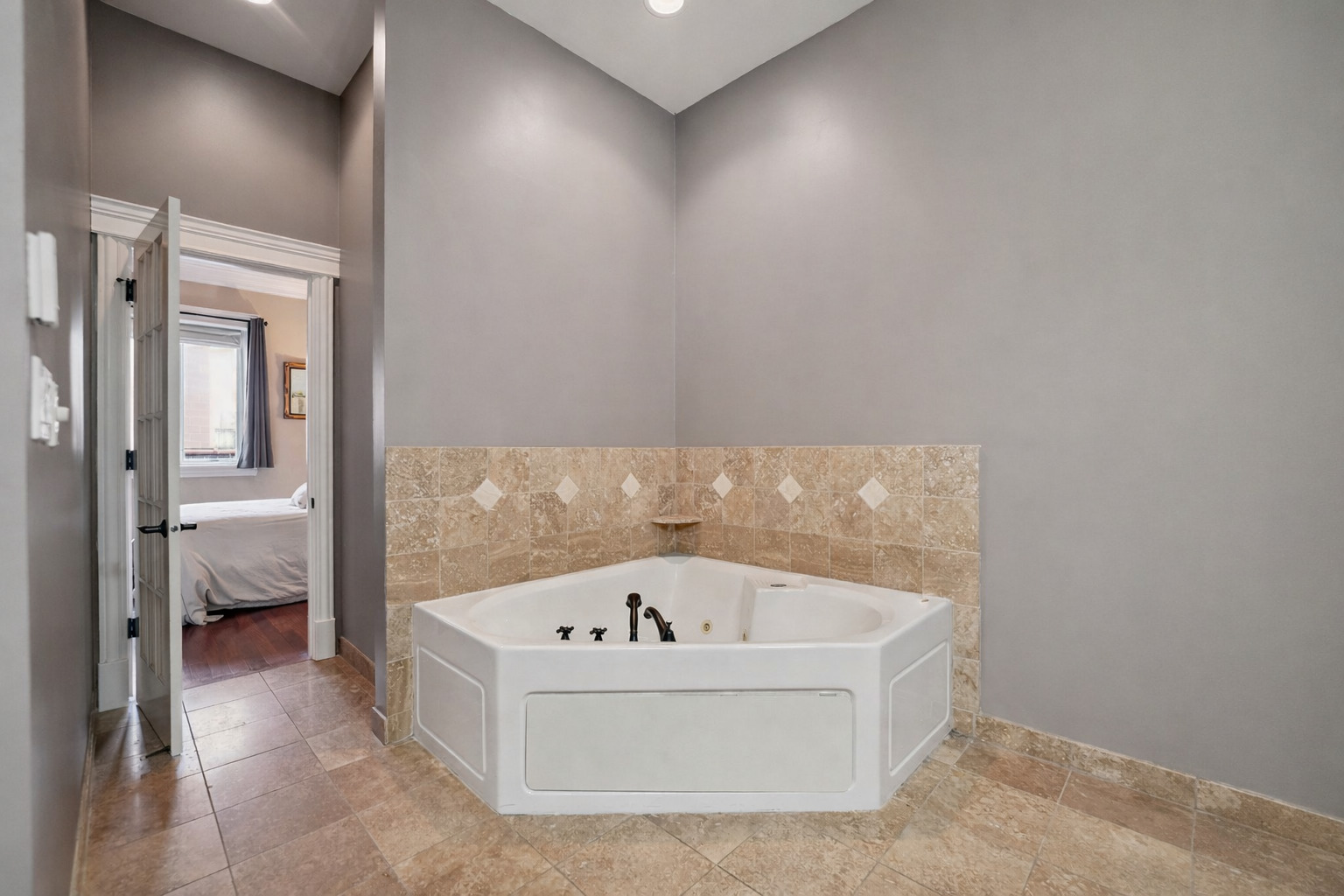 2401 N Janssen Avenue Unit: 204