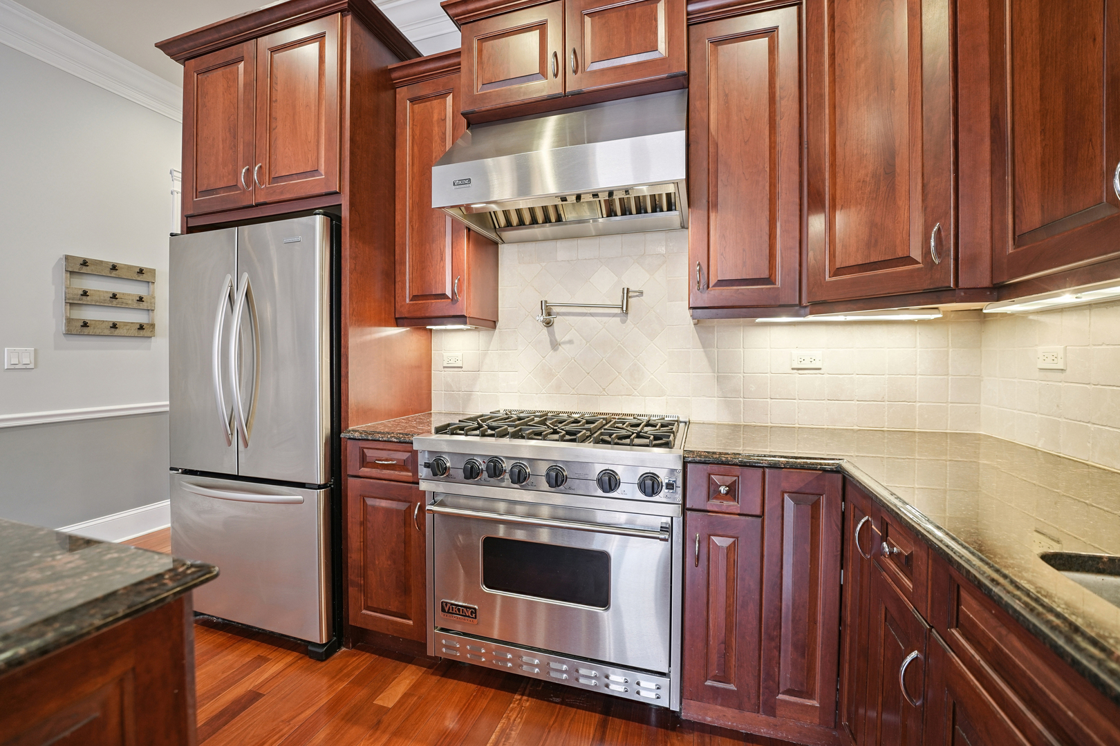 2401 N Janssen Avenue Unit: 204