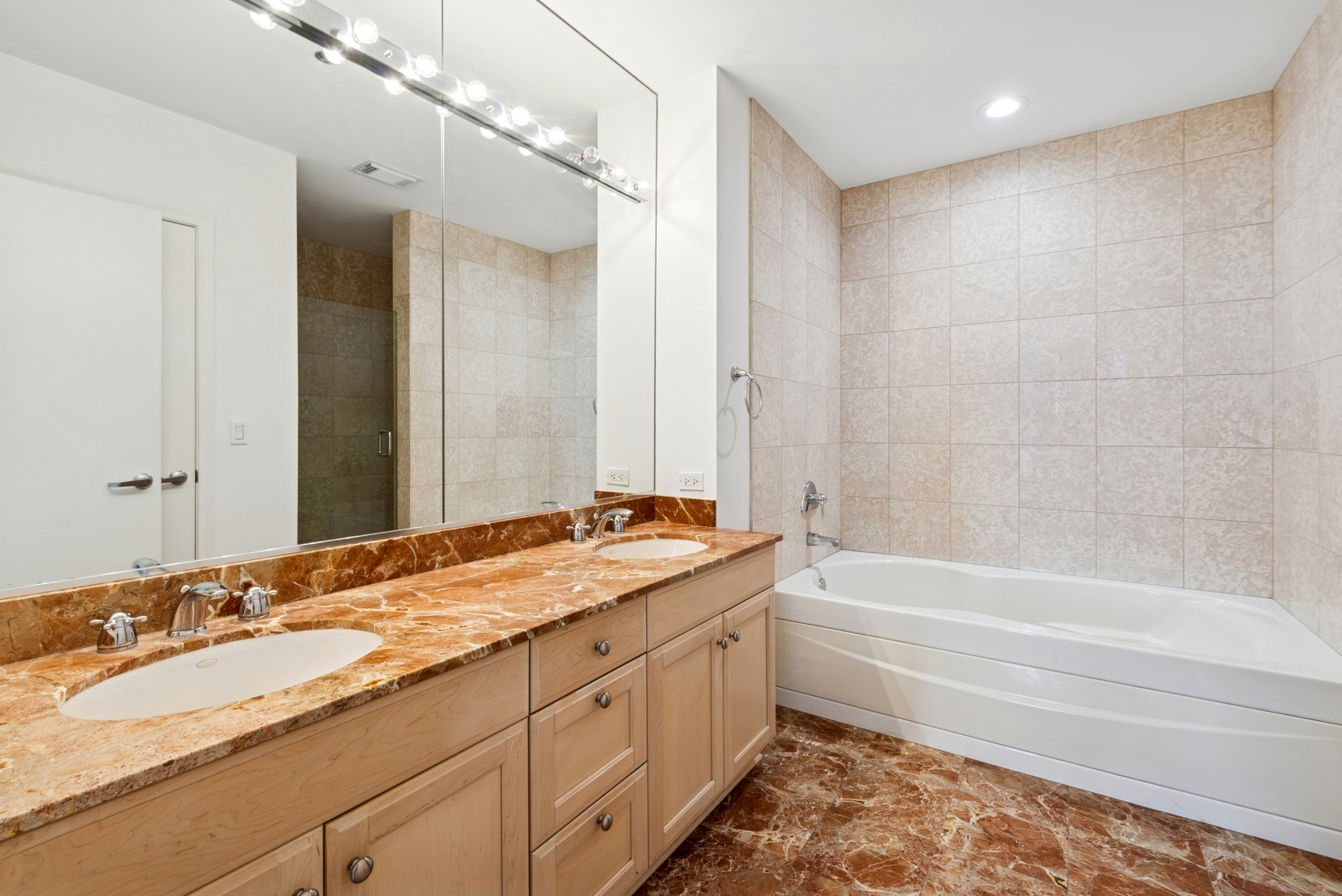 1335 S PRAIRIE Avenue Unit: 1305