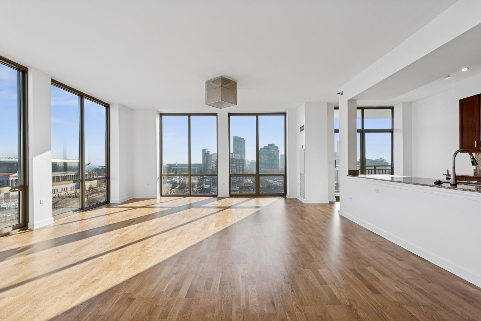 1335 S PRAIRIE Avenue Unit: 1305