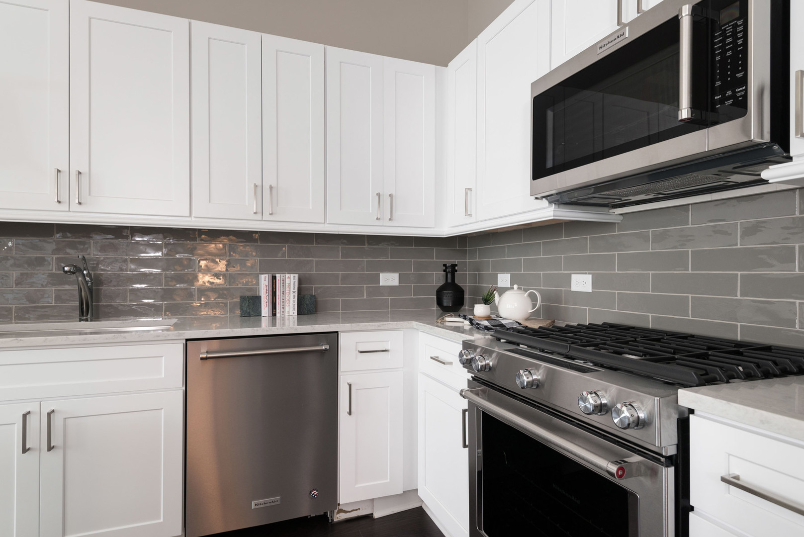 2050 N Clark Street Unit: 306