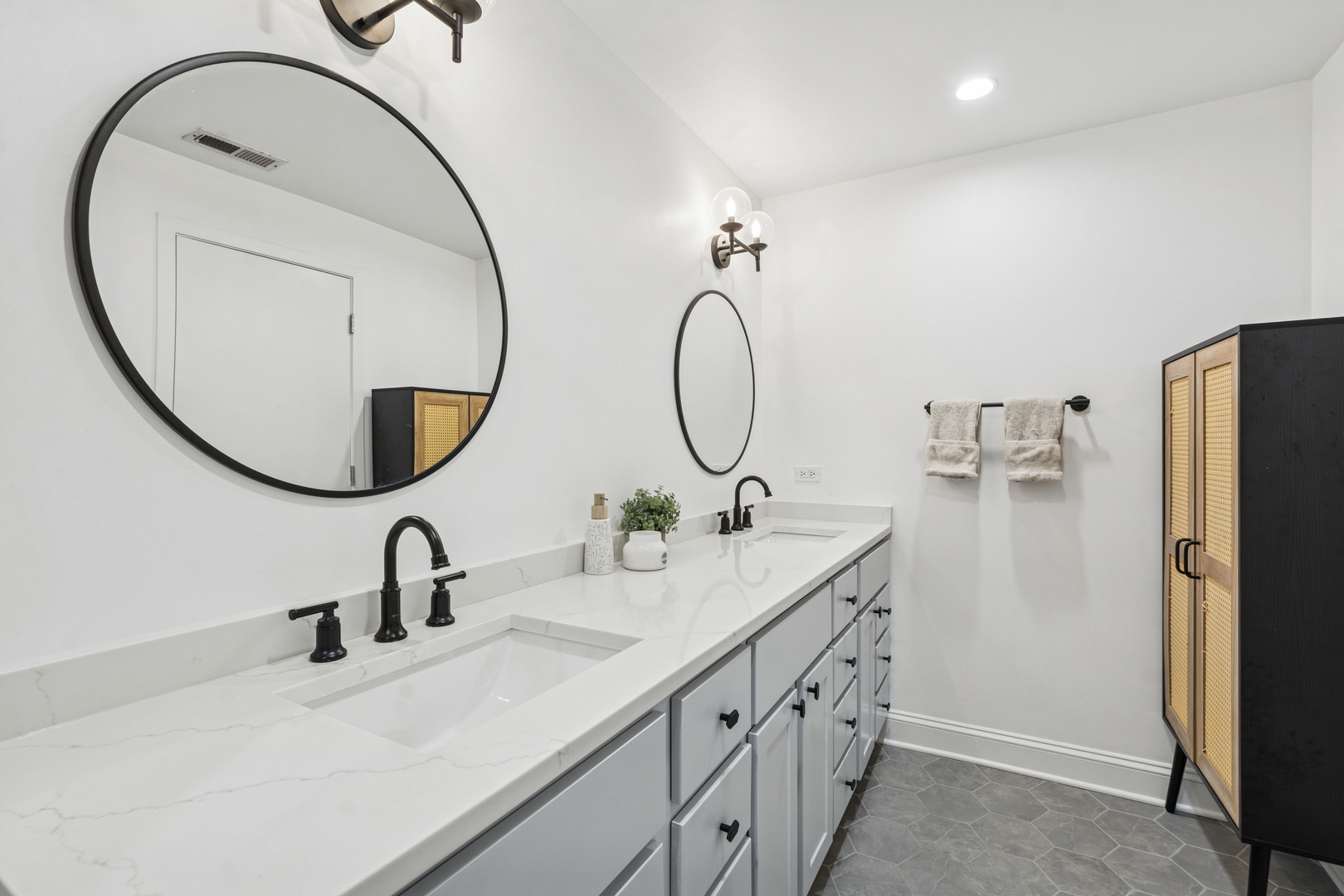 1801 W Larchmont Avenue Unit: 310