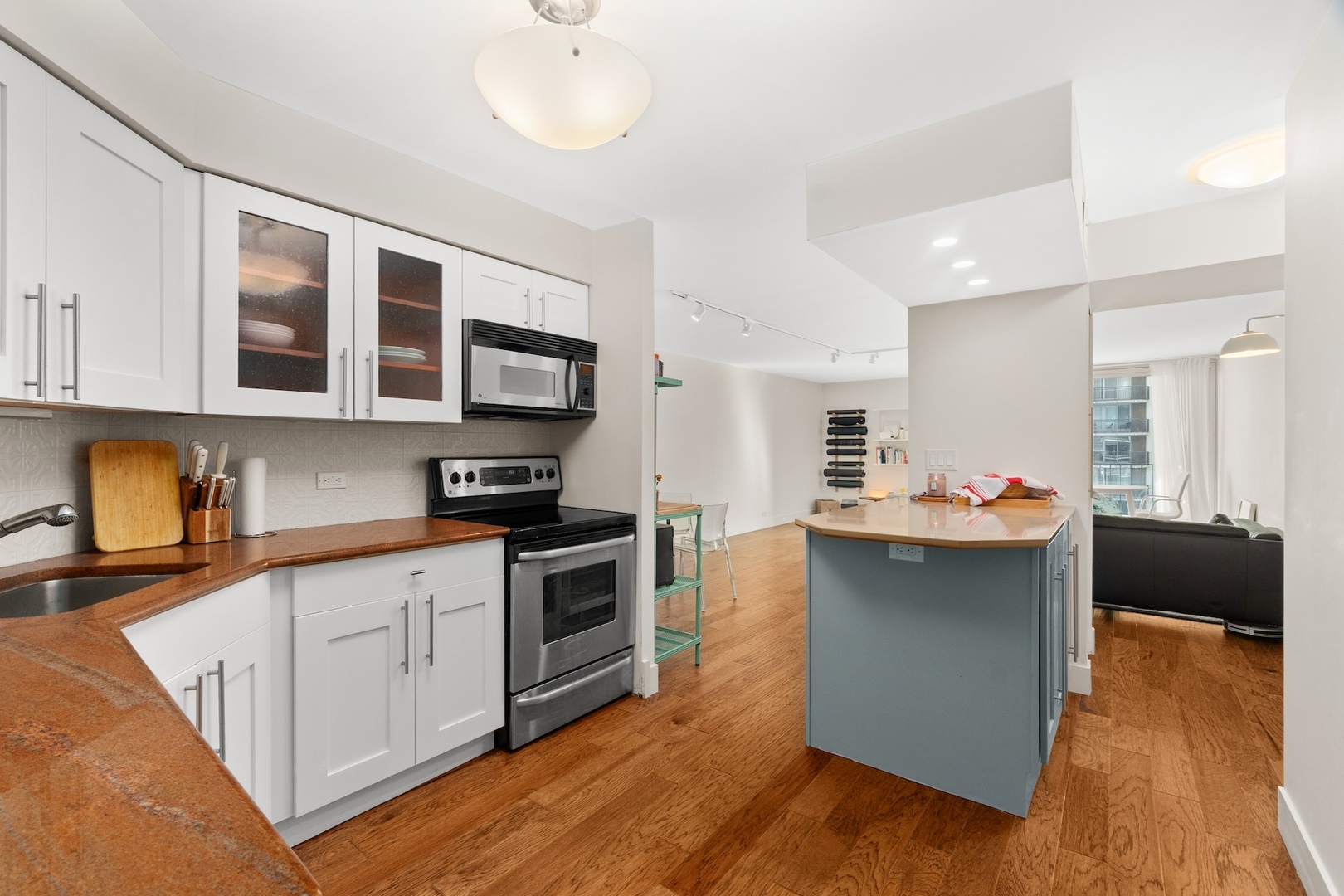 6033 N Sheridan Road Unit: 7C