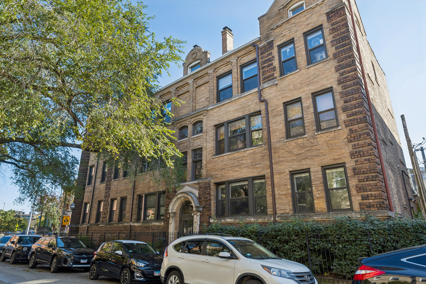 815 W CUYLER Avenue Unit: 3