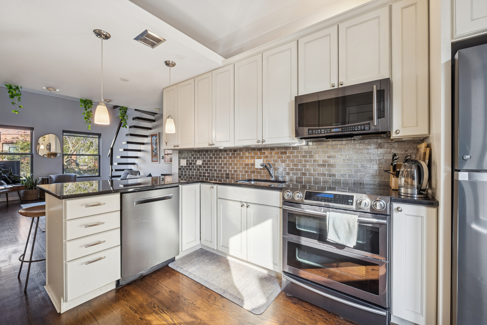 815 W CUYLER Avenue Unit: 3