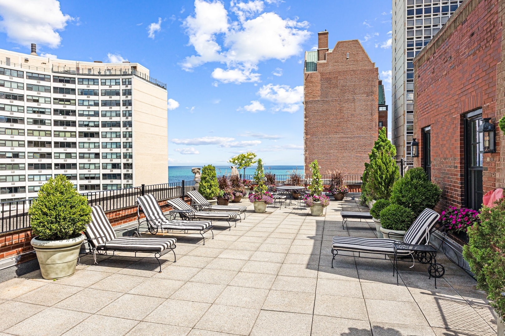 73 E Elm Street Unit: 11D