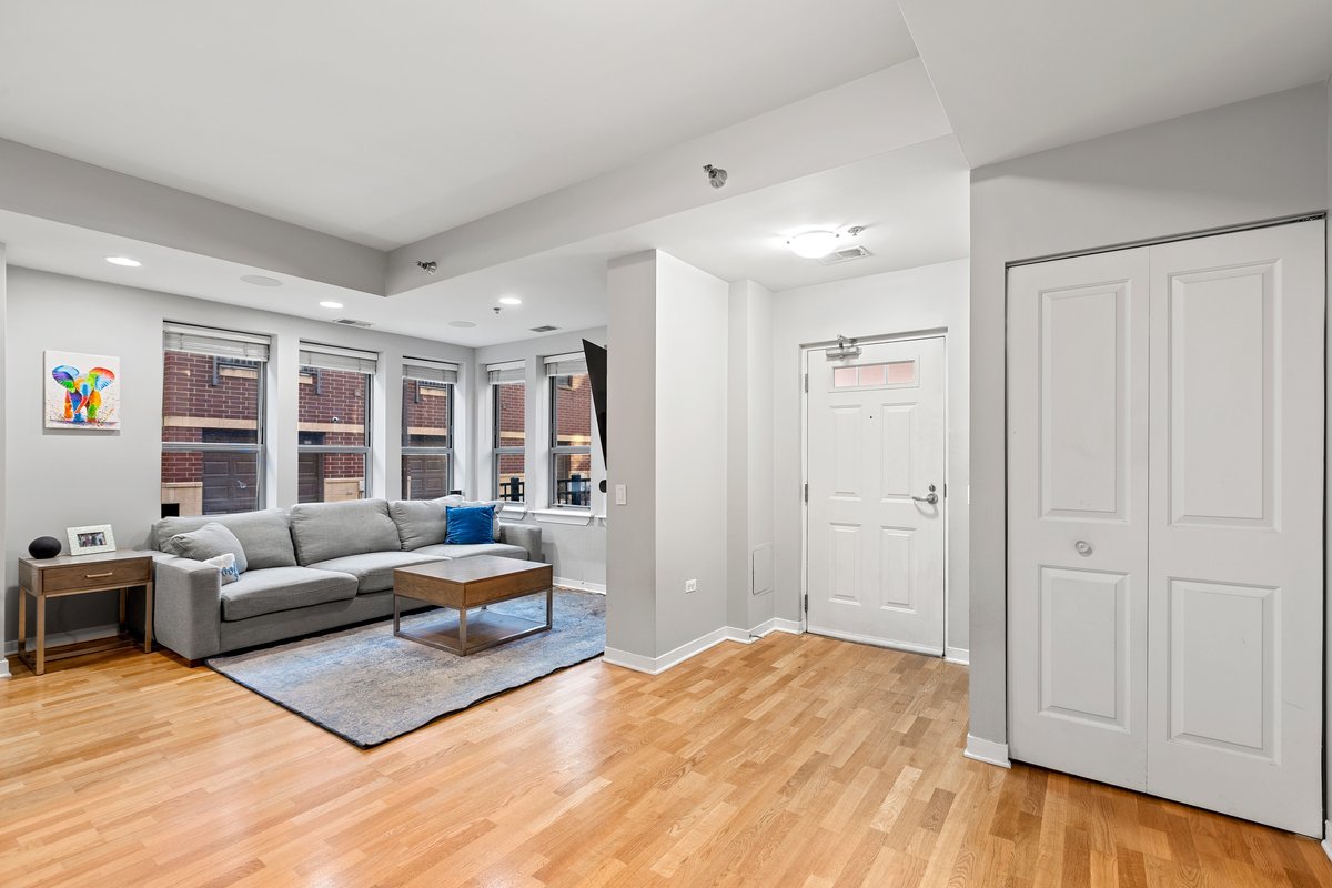 1159 N Hudson Avenue Unit: 6