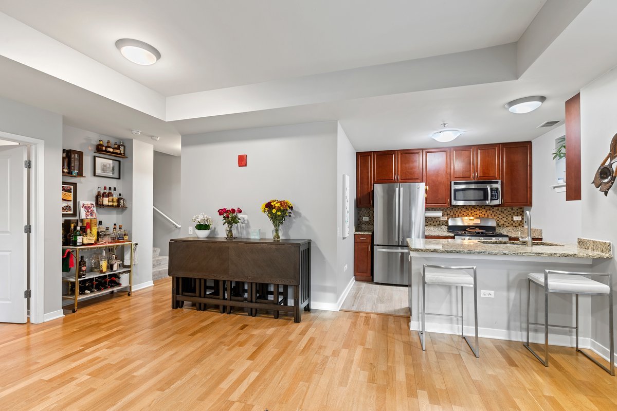 1159 N Hudson Avenue Unit: 6