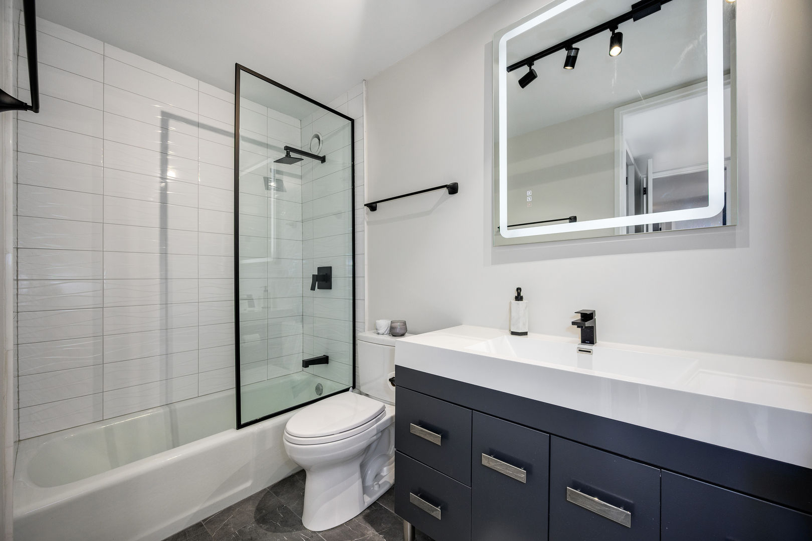 345 W Fullerton Parkway Unit: 1906