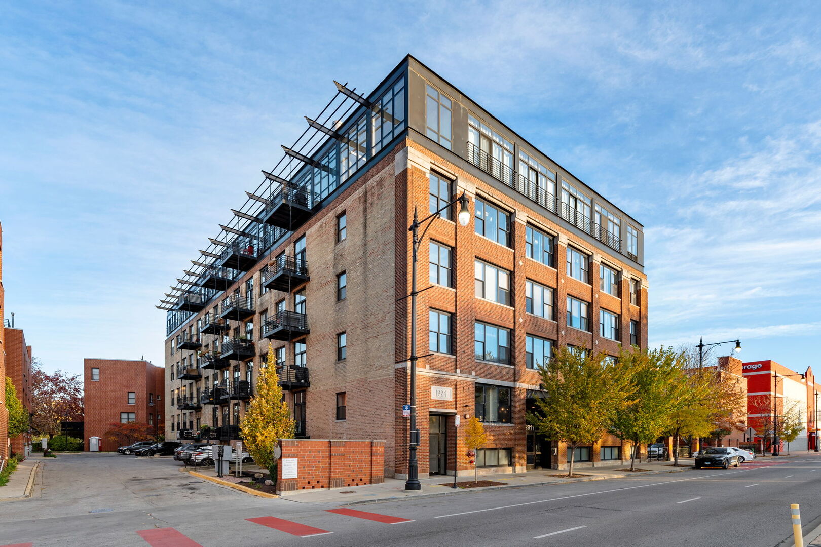 2911 N Western Avenue Unit: 513