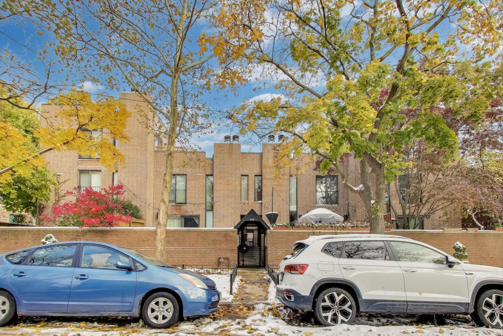 2235 N Lakewood Avenue Unit: FN