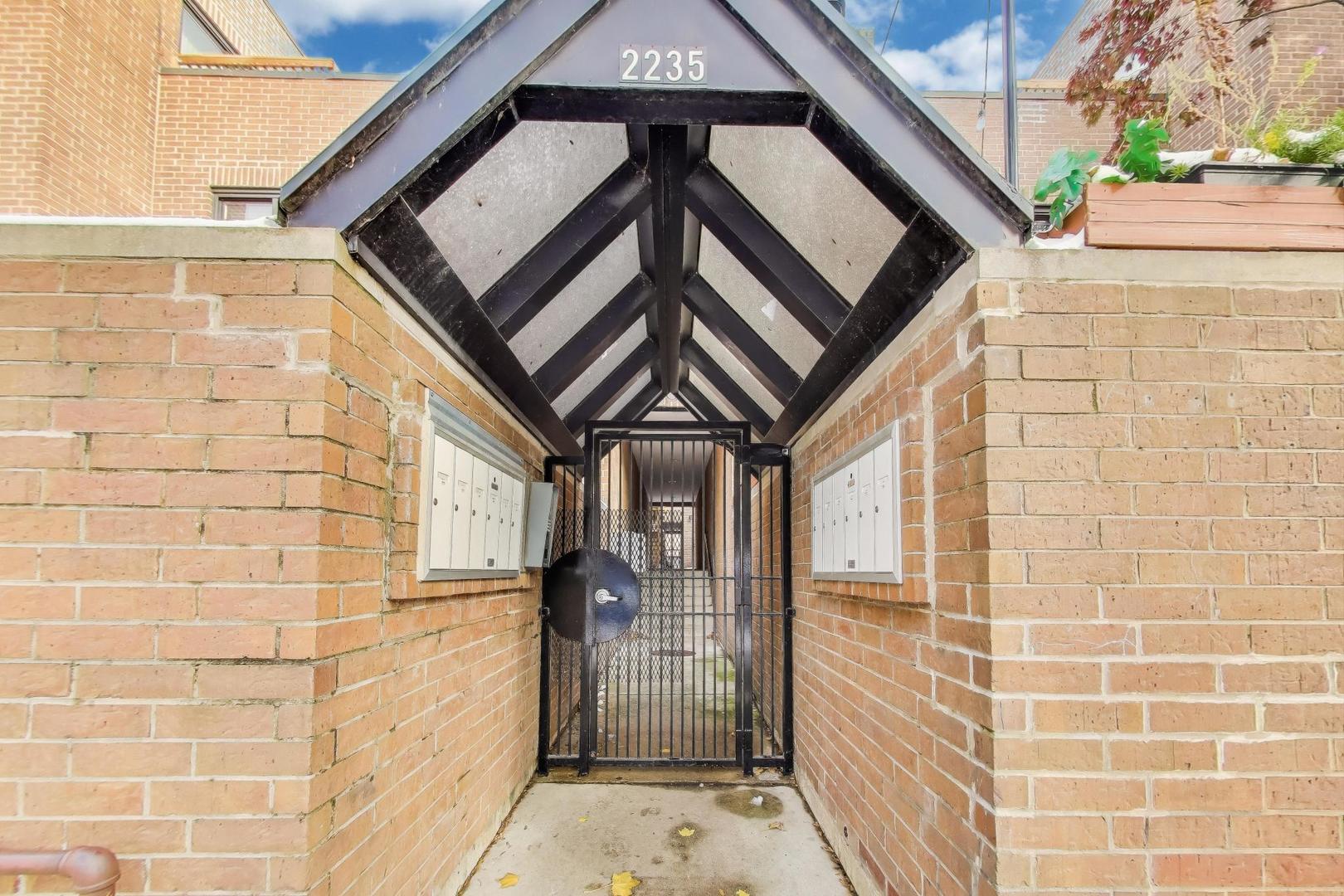 2235 N Lakewood Avenue Unit: FN