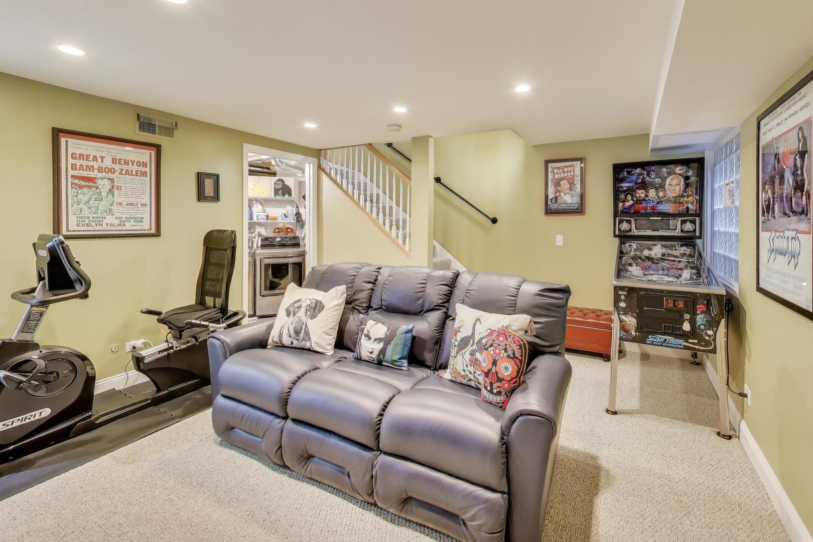 2235 N Lakewood Avenue Unit: FN