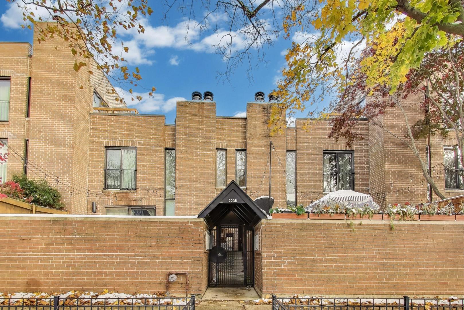 2235 N Lakewood Avenue Unit: FN