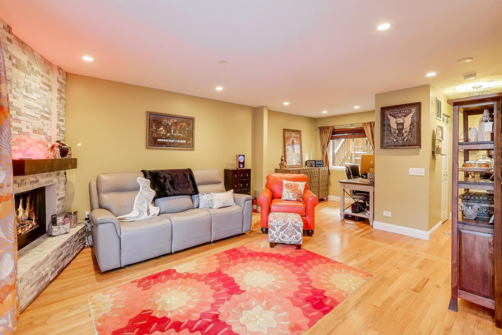 2235 N Lakewood Avenue Unit: FN