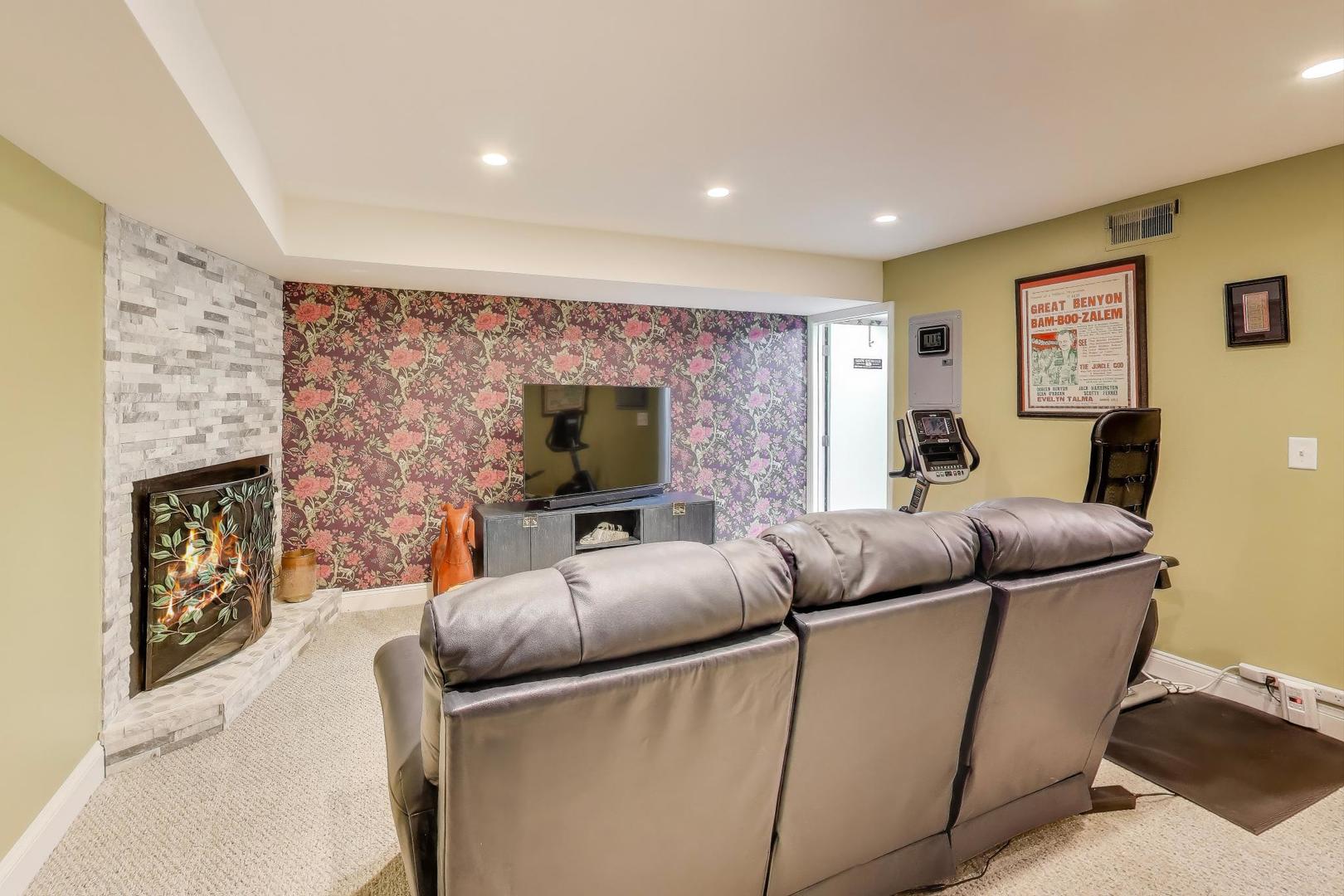 2235 N Lakewood Avenue Unit: FN