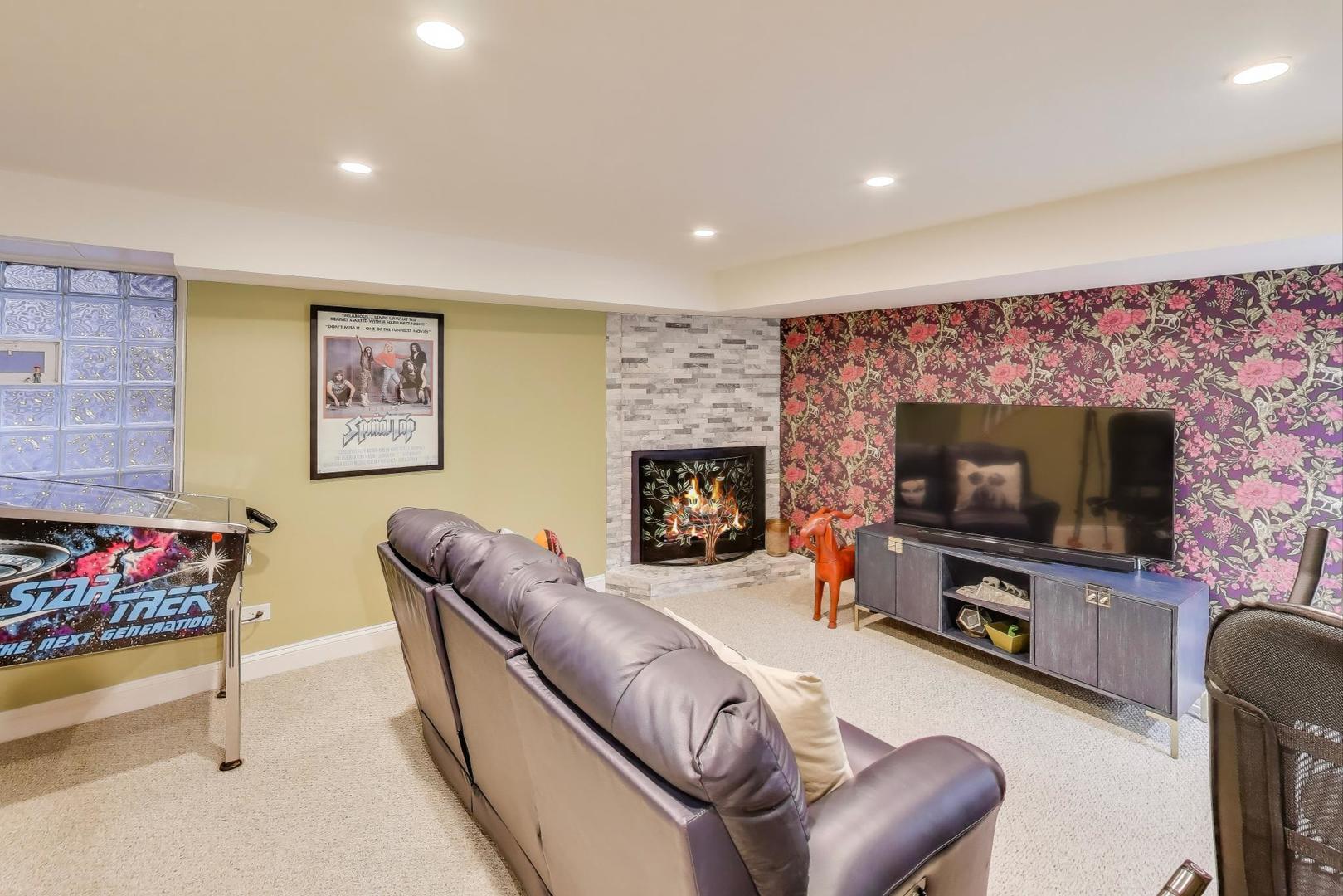 2235 N Lakewood Avenue Unit: FN