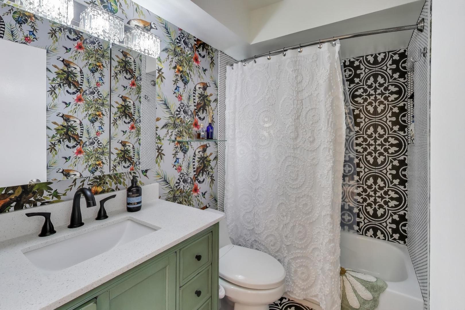 2235 N Lakewood Avenue Unit: FN