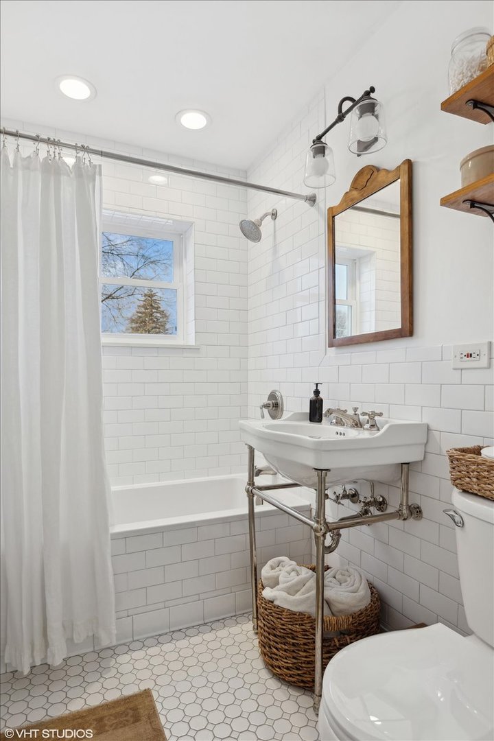 204 N EMERSON Street