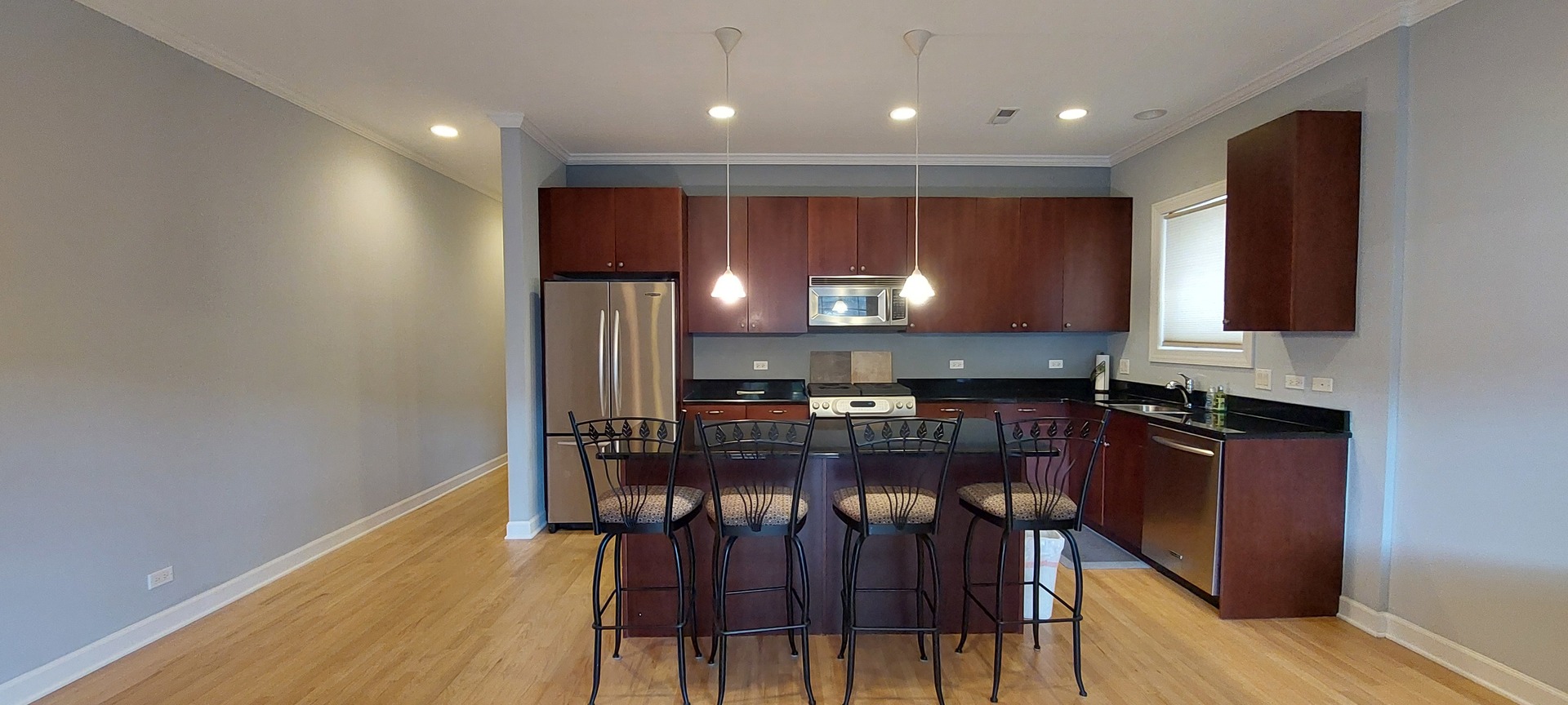 663 W Barry Avenue Unit: 2A