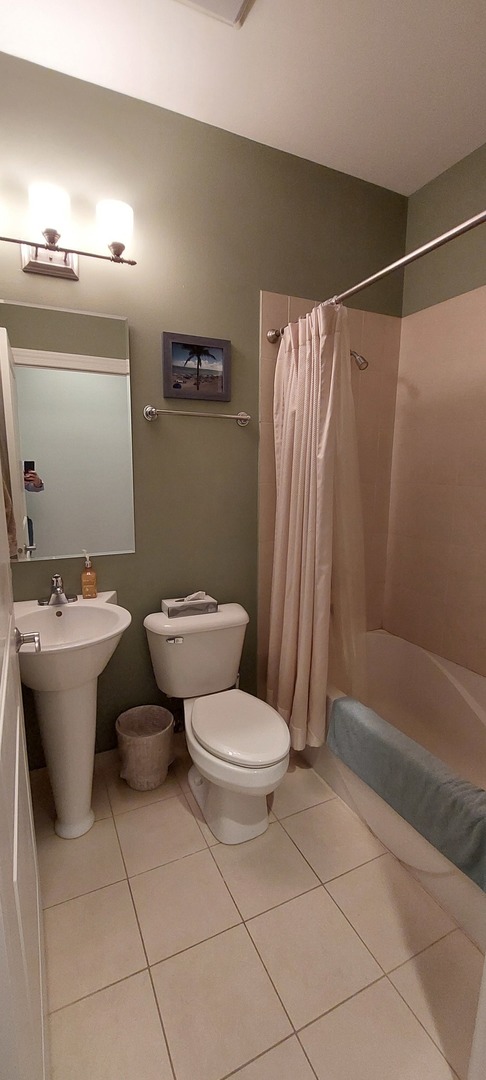 663 W Barry Avenue Unit: 2A